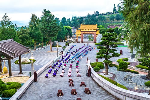 Abbot Jianying warmly welcomed international practitioners back to their bodhi home and explained the significance of their pilgrimage.