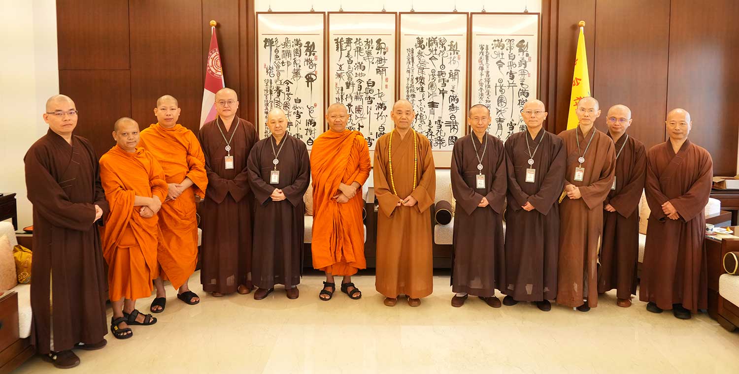 Vice Rector Surasak and the Delegation from Mahachulalongkornrajavidyalaya University Visit Chung Tai Chan Monastery