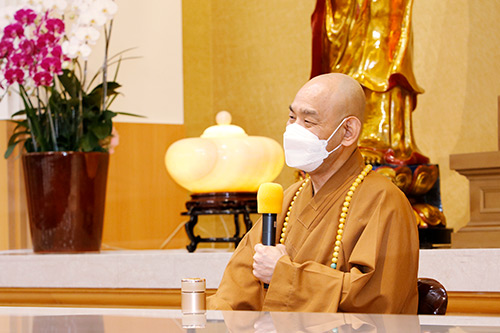 Abbot Jianying warmly welcomed international practitioners back to their bodhi home and explained the significance of their pilgrimage.