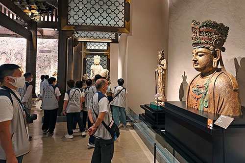 By visiting the museum, practitioners learned how the Dharma is transmitted through art.